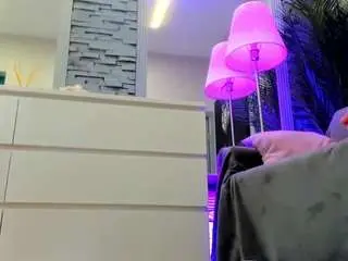 Reina-cummingss  live sex cam