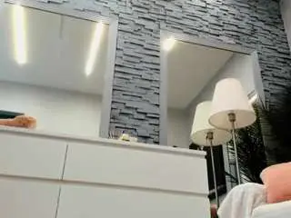 Reina-cummingss  live sex cam