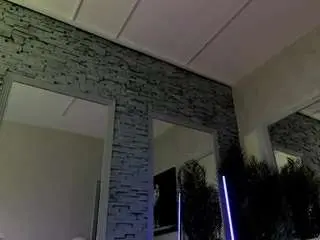 Reina-cummingss  live sex cam