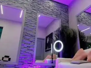 Reina-cummingss  live sex cam