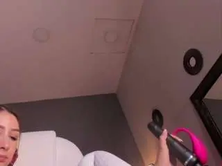 Viky-petitee  live sex cam