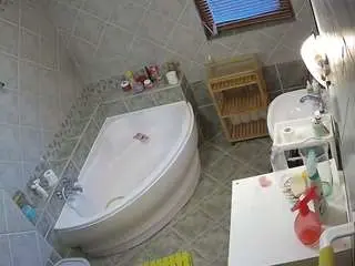 Voyeurcam-julmodels-bath-1st-2  live sex cam