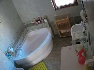 Voyeurcam-julmodels-bath-1st-2  live sex cam