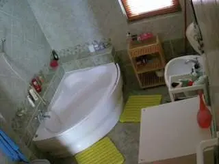 Voyeurcam-julmodels-bath-1st-2  live sex cam