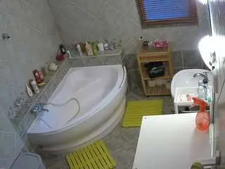 Voyeurcam-julmodels-bath-1st-2  live sex cam