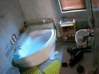 Voyeurcam-julmodels-bath-1st-2  live sex cam