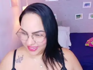 Curvy-sexyvalen  live sex cam