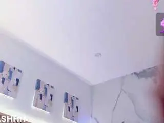 Cosmic-brunette  live sex cam