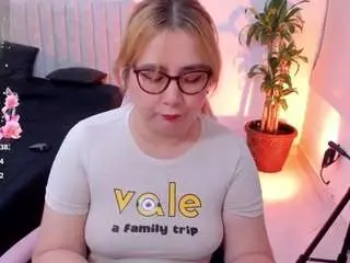 Chloe-prg  live sex cam