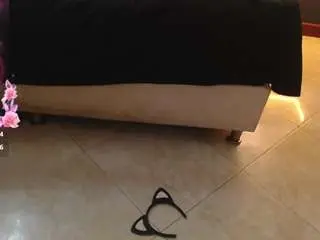 Chloe-prg  live sex cam