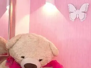Littleari  live sex cam