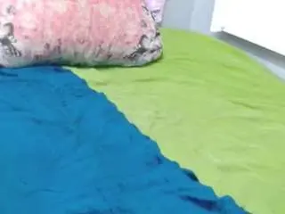 Naughtymilfxox  live sex cam