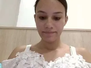 Kelayabrunette  live sex cam