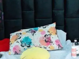 Kinkyhousewifee  live sex cam