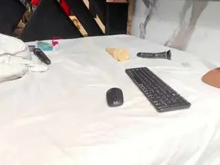 Sara-tompsonn  live sex cam