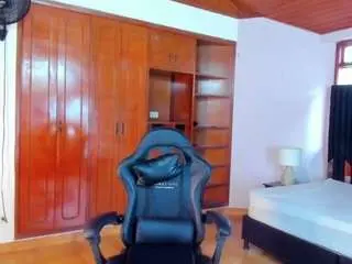 Emmapetiite  live sex cam