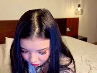 Yuki-glow  live sex cam