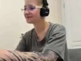 Emabraatz  live sex cam
