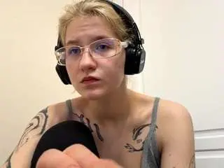 Emabraatz  live sex cam