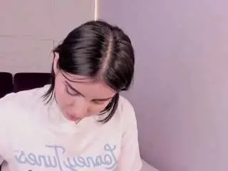 Lovelyeyess  live sex cam