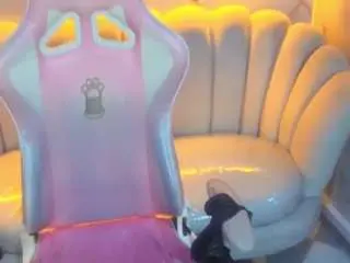 Clhoe-b  live sex cam