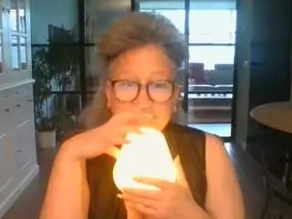 Blondecougar  live sex cam