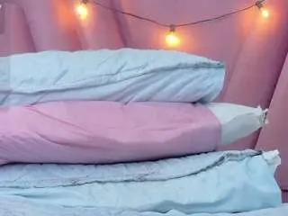 Hornybarelylegalgirl  live sex cam