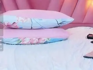 Hornybarelylegalgirl  live sex cam