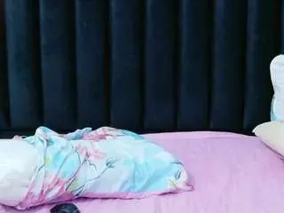 Hornybarelylegalgirl  live sex cam