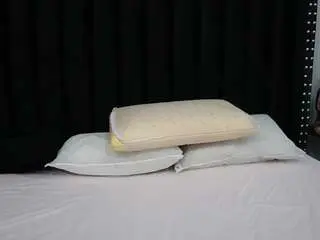 Hornybarelylegalgirl  live sex cam