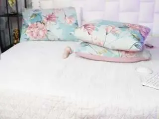 Hornybarelylegalgirl  live sex cam
