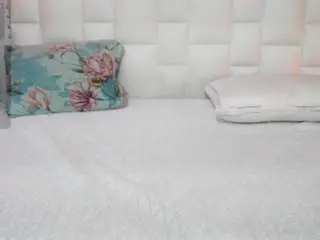 Hornybarelylegalgirl  live sex cam