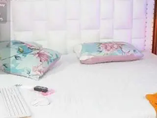 Hornybarelylegalgirl  live sex cam