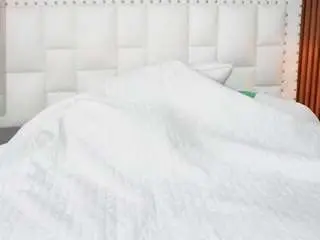 Hornybarelylegalgirl  live sex cam