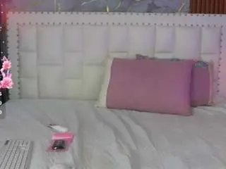 Hornybarelylegalgirl  live sex cam