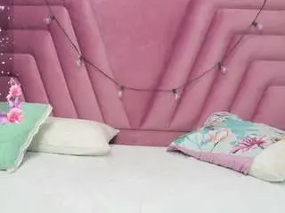 Hornybarelylegalgirl  live sex cam