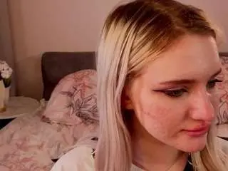 Crystaduesterback  live sex cam