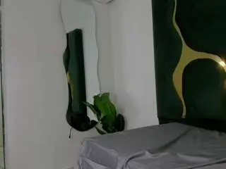 Milapetiteasm  live sex cam