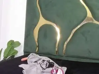 Milapetiteasm  live sex cam