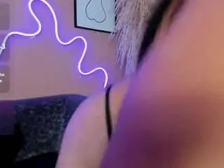 Karolinee  live sex cam