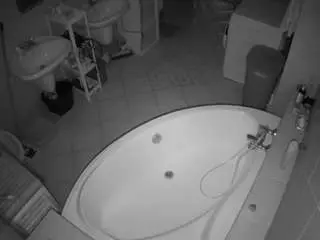 Voyeurcam-julmodels-bath-1st-1  live sex cam