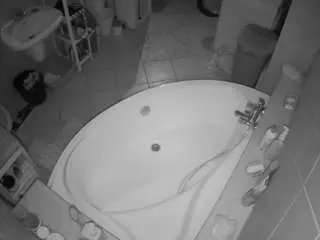 Voyeurcam-julmodels-bath-1st-1  live sex cam