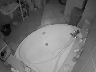 Voyeurcam-julmodels-bath-1st-1  live sex cam