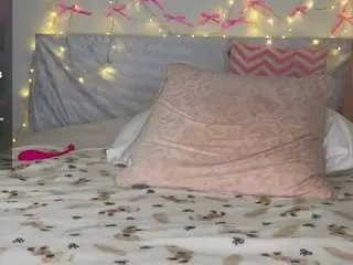 Monikacutie  live sex cam