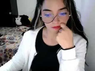 Cameliasaenz  live sex cam