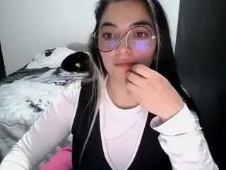 Cameliasaenz  live sex cam