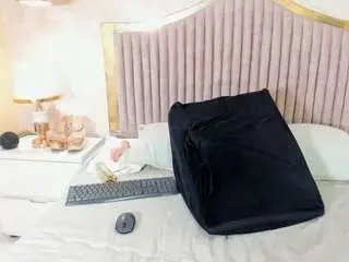 Bigbooty-mommy  live sex cam
