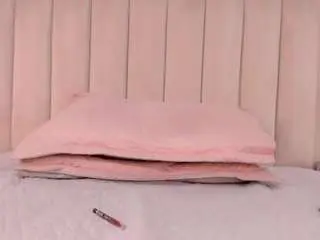 Melanie-hillz  live sex cam