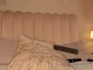 Melanie-hillz  live sex cam