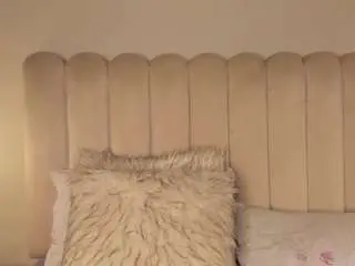 Melanie-hillz  live sex cam